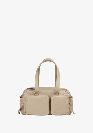 Beige Lederhandtasche mit zwei vorderen Reißverschlusstaschen, zwei Griffen und goldfarbenen Details.