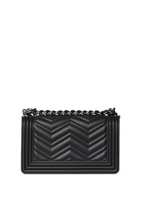 Borsa nera con un motivo a zig zag trapuntato. Presenta una tracolla a catena e una forma rettangolare con una superficie liscia.