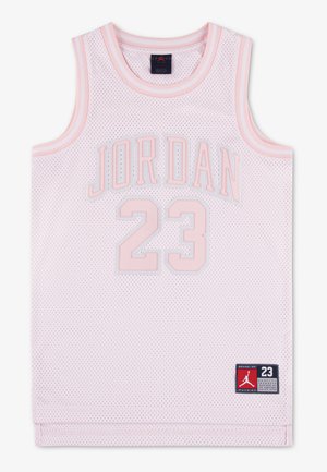 Λευκή αθλητική φανέλα μπάσκετ από διχτυωτό ύφασμα με ανοιχτό ροζ περιθώριο, "JORDAN" και ο αριθμός 23 στο μπροστινό μέρος, και ένα ειδικό σήμα κοντά στο τελείωμα.
