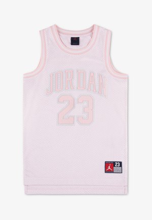 Wit mesh basketbalshirt met lichtroze rand, "JORDAN" en nummer 23 aan de voorkant, en een gebrandmerkte patch near de zoom.