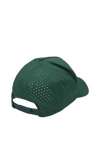 Gorro verde con un diseño perforado, que presenta una visera curva y una correa ajustable en la parte posterior para un ajuste seguro.
