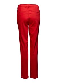 Czerwone spodnie o slim fit, wykonane z gładkiego materiału. Posiadają dwie tylne kieszenie i przeszycia. Brak widocznych kieszeni z przodu.