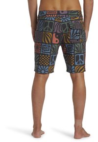 Uimar Shorts, jossa on monivärinen geometrinen kuvio eri sävyissä. Kangas on kevyt, takana on tasku ja vyötärönauha on kontrastivärinen.