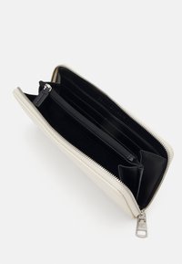 Calvin Klein Jeans SCULPTED ZIP AROUND MONO - Peňaženka - eggshell