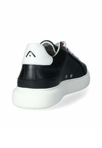 Sneaker in pelle nera con accenti bianchi, punta rotonda, pannello posteriore testurizzato e suola in gomma spessa. Presenta lacci rossi e grigi.