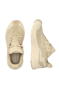 Beige sportschoenen met een gestructureerde brei bovenkant, voorzien van een gemusterd ontwerp, traditionele veters en een gevoerde zool.
