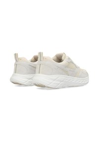 Sneaker grigie chiare realizzate in una combinazione di materiali scamosciati e in rete. Suole bianche spesse con dettagli testurizzati e linguette sul tallone.