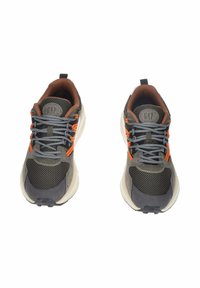Sneaker grigie e marroni con tomaia in rete e suede, dettagli arancioni, collo imbottito, lacci elastici e una suola spessa bianca.