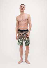 Pánske plavky s živým psychedelickým vzorom. Vyrobené z ľahkého materiálu, s čiernym pásom v páse a dĺžkou po kolená.