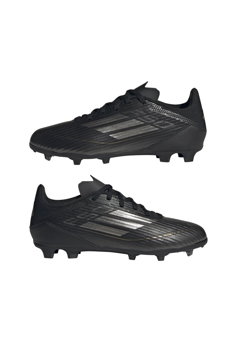 Botas de fútbol negras con una parte superior texturizada, diseño elegante, cierre de cordones y acentos con patrones a lo largo de los lados. Clavos de goma para tracción.