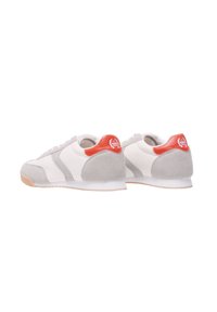 Sneakers mit einem Obermaterial aus weißem Leder und grauem Wildleder, rotem Fersenstollen, Schnürdesign und einer beigen Gummisohle.