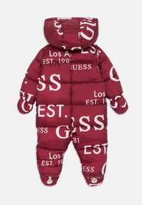 Burgundi spalvos pūkinis snowsuit'as su baltu ženklinimu; turi kapučką, siuvinėtą dizainą ir elastinius rankogalius, kad geriau prigultų.