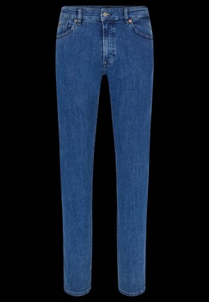 Jean en denim bleu à jambes droites avec fermeture à boutons et fermeture éclair à l'avant, poches avant et arrière, et surpiqûres contrastantes, présenté sur fond noir.