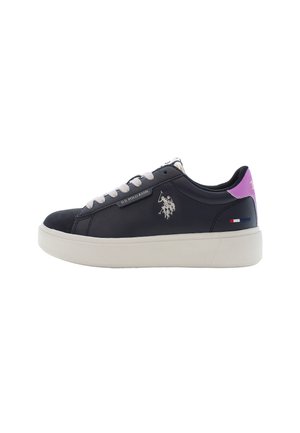 Sneaker blu navy con suola bianca, caratterizzati da un logo argento, lacci bianchi e un accentuazione sul tallone di colore lilla. Texture in pelle liscia.