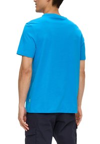 s.Oliver MIT FRONT - T-shirt print - dunkles türkis