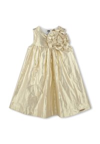 Robe en satin de couleur or pâle avec un design sans manches, ornée d'une grande appliqué en forme de fleur en tissu et de détails de jupe plissée.