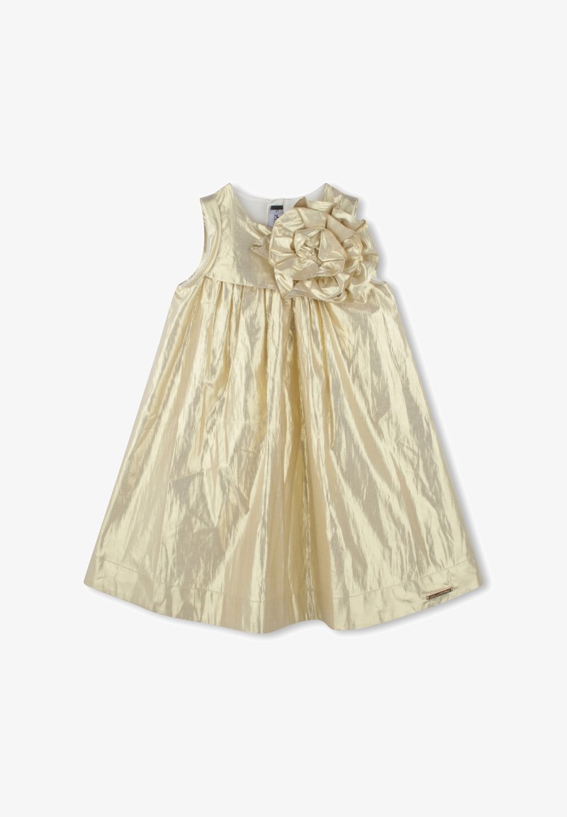 Satin jurk in lichtgoud met een mouwloos ontwerp, voorzien van een grote stoffen bloemenapplicatie en geplooide rokdetails.