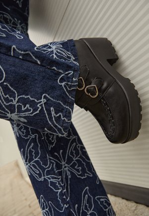 Koi Footwear Czółenka na platformie