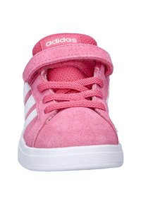 Roze suède sneakers met witte strepen, zachte textuur, veters aan de voorkant en klittenbandsluiting voor een goede pasvorm. Adidas-logo bovenop.