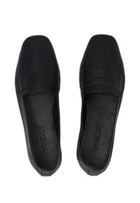 Schwarze Lederloafers mit flachem Design, quadratischer Zehenform und gestepptem Detail auf der Vorderseite. Das Innenfutter hat eine glatte Textur.