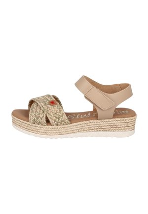 Sandalias de plataforma beige con tiras de paja trenzada, acento rojo y correa ajustable en el tobillo. Textura natural y plantilla suave para mayor comodidad.
