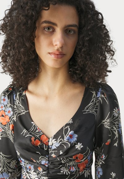 Blumenkleid aus schwarzem Stoff mit roten und blauen Blumen, V-Ausschnitt und gerafften Details an der Vorderseite, mit einer glatten Textur.