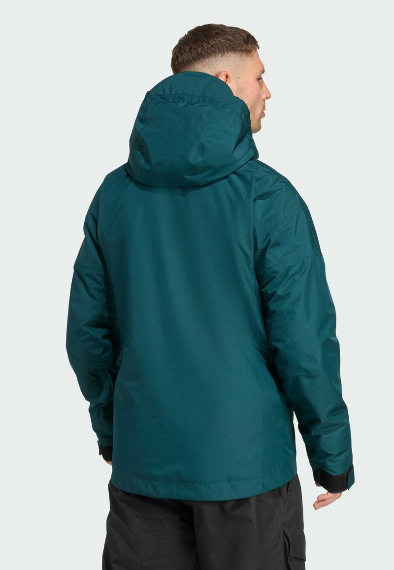 Türkise wasserfeste Jacke mit Kapuze, die eine glatte Textur und verstellbare Bündchen aufweist. Die Rückansicht zeigt eine entspannte Passform und keine sichtbaren Logos.