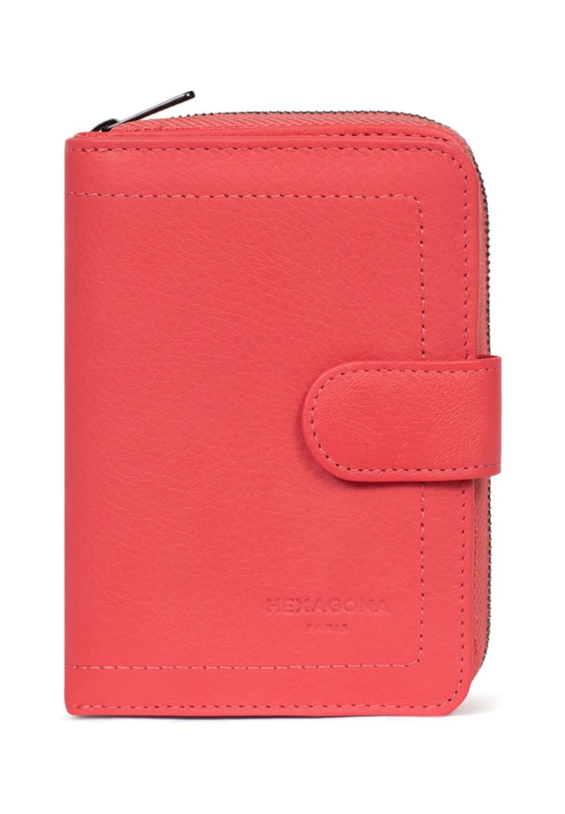 Portafoglio in pelle corallo con chiusura con zip, dotato di bottone a pressione, cuciture in evidenza e logo del marchio impresso sulla parte anteriore.