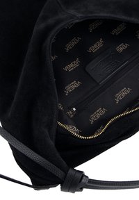 Czarna zamszowa torba z teksturowaną powierzchnią; złoty zamek błyskawiczny oraz wnętrze z wzorzystą podszewką i kieszenią na zamek.