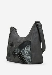 Bolso de hombro de cuero gris oscuro con diseño de patchwork grabado y con tachuelas, correa ajustable y cierre de cremallera.