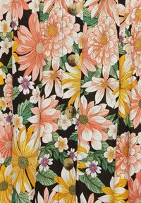 Květinové šaty s velkými růžovými, žlutými a bílými květinami na černém pozadí, opatřené kulatými zlatými knoflíky.