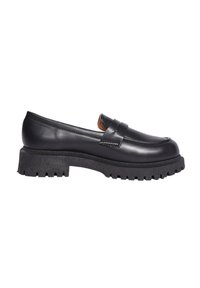 Mocassino in pelle nera con una sezione frontale rialzata, suola in gomma rigata e dettagli testurizzati lungo i bordi, caratterizzato da un design classico senza allacciatura.