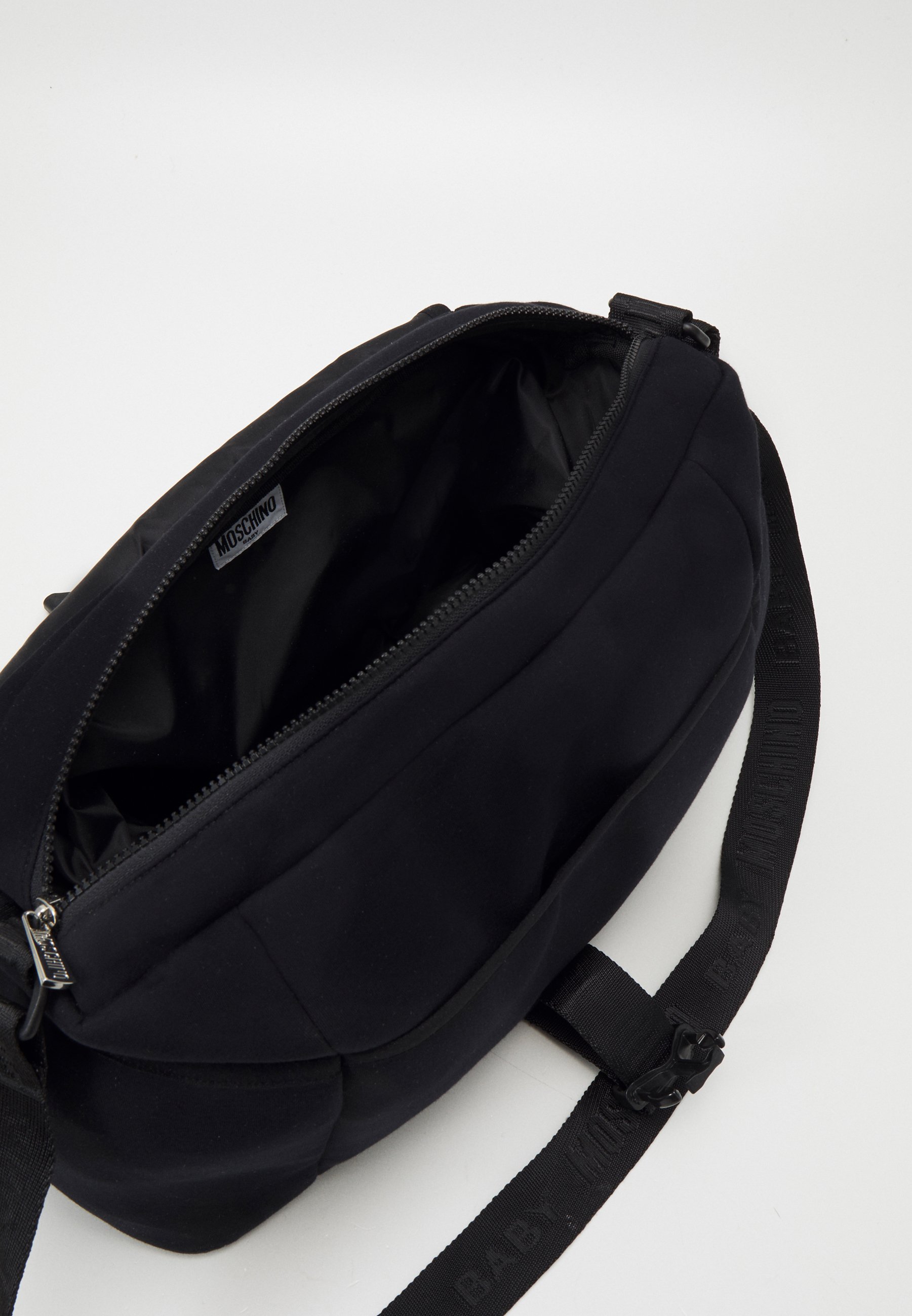 black moschino baby changing bolsa
