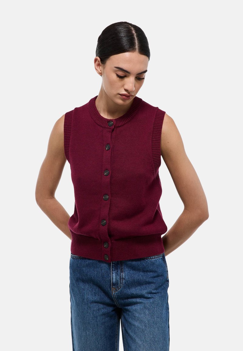 Gilet sans manches bordeaux avec un col et un ourlet côtelés, présentant une fermeture à boutons à l'avant et un tissu en tricot texturé.