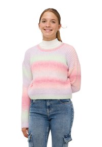 Sweter w pastelowych gradientowych kolorach z prążkowaną fakturą, okrągłym dekoltem i długimi rękawami, zestawiony z niebieskimi dżinsami z wysokim stanem.