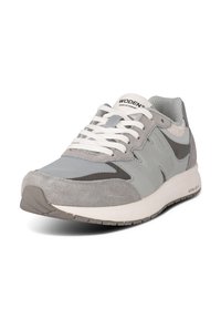 Scarpe da ginnastica grigie con un mix di materiali scamosciati e a rete, lacci bianchi, colletto imbottito e suola in gomma testurizzata.