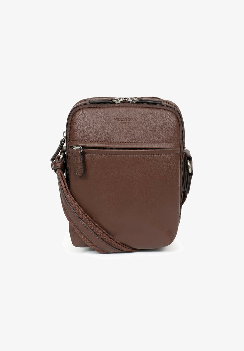 Borsa a tracolla in pelle marrone con finitura texturizzata, due scomparti con zip e tracolla regolabile. Design minimalista con dettagli del logo.