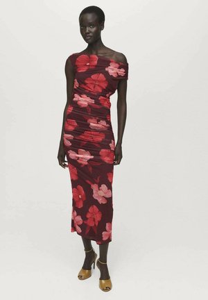 Vestido midi floral en burdeos con flores rosas y rojas. La tela fruncida crea una silueta ajustada. Diseño sin mangas con una textura suave.
