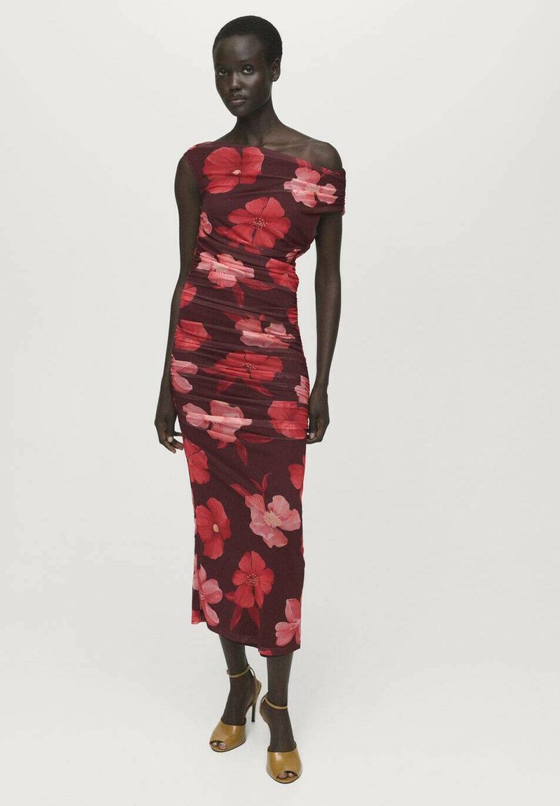 Robe midi florale bordeaux avec des fleurs roses et rouges. Tissu plissé qui crée une silhouette ajustée. Design décolleté avec une texture lisse.