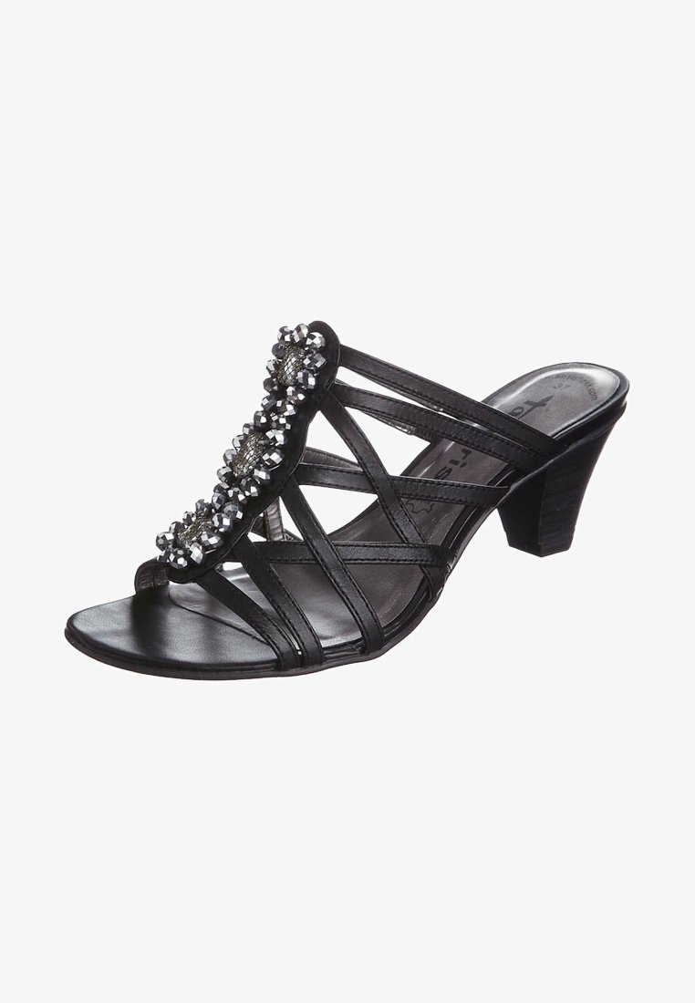 Sandale noire à talons avec brides et ornements de bijoux le long de la bride avant et un talon bloc moyen.