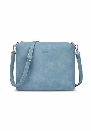 Hellblaue rechteckige Umhängetasche mit verstellbarem Riemen, silbernen Beschlägen und dezent geprägtem Logo auf der Vorderseite.