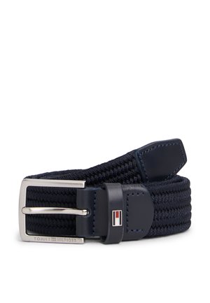 Cintura in tessuto intrecciato blu navy con fibbia rettangolare in argento e dettagli in pelle, caratterizzata da un piccolo logo rosso, bianco e blu.