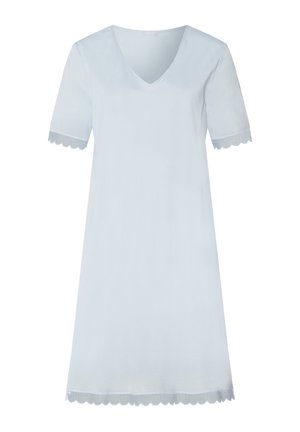 Vaaleansininen mekko, jossa on V-aukko ja lyhyet hihat, reunustettu laskostetulla pitsillä hihoissa ja helmassa. Sileä pinta. Yksinkertainen muotoilu.