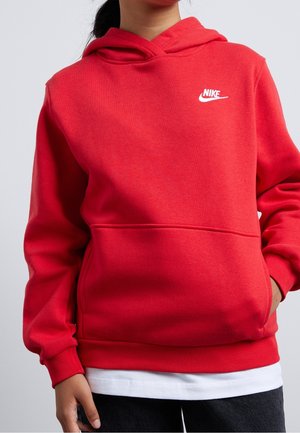 Punainen Nike-huppari, valmistettu puuvillasekoitteesta, jossa on kengurutasku, resorit hihansuissa ja helmassa sekä valkoinen logo rinnassa.