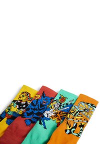 Chaussettes tricotées colorées présentant des motifs distincts de personnages de dessins animés. Chaque chaussette arbore des couleurs vives : jaune, rouge, vert menthe et orange.