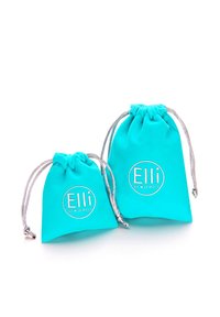 Tirkizne torbe svezne u dva veličine, napravljene od mekog materijala, sa srebrnim logotipom "Elli" i natpisom "WE ♥ JEWELS" unutar kruga.