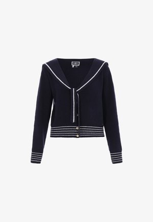 Navy-blauer Cardigan mit einem Matrosenkragen, weißen Streifen an den Bündchen und dem Saum sowie vorderen Knöpfen. Ribbeltextur im gesamten Stoff.