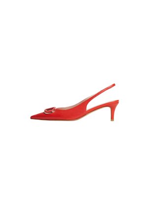 Scarpa slingback rossa con punta affilata, realizzata in materiale liscio. Presenta una fibbia metallica sulla tomaia e un tacco basso e sottile.
