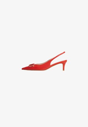 Scarpa slingback rossa con punta affilata, realizzata in materiale liscio. Presenta una fibbia metallica sulla tomaia e un tacco basso e sottile.
