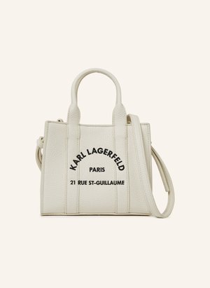 Μικρό δερμάτινο τσαντάκι εκρού με διπλές λαβές και μακρύ ιμάντα, με μαύρο κείμενο "KARL LAGERFELD PARIS 21 RUE ST-GUILLAUME" στο μπροστινό μέρος.